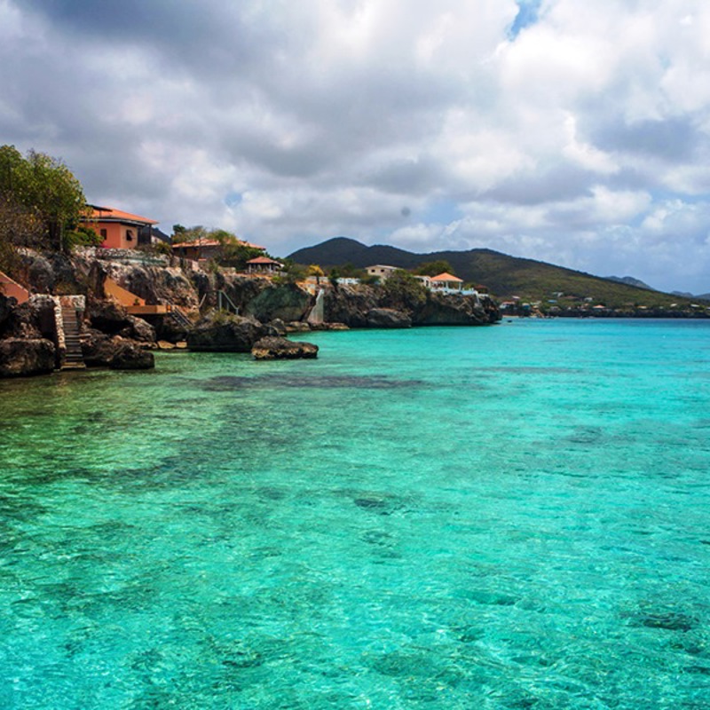 Azurblåt vand ved Curacao