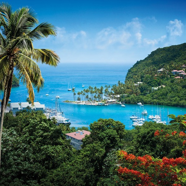 Azurblåt vand ved Marigot Bay