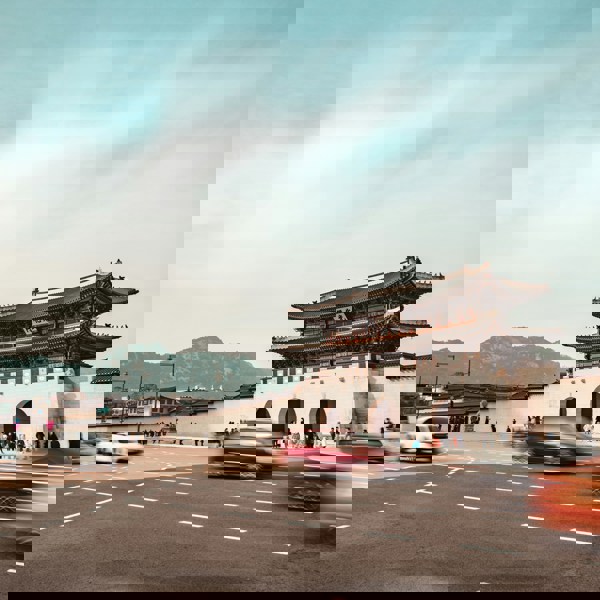 Travl gade foran Gyeongbokgung palads i Sydkorea