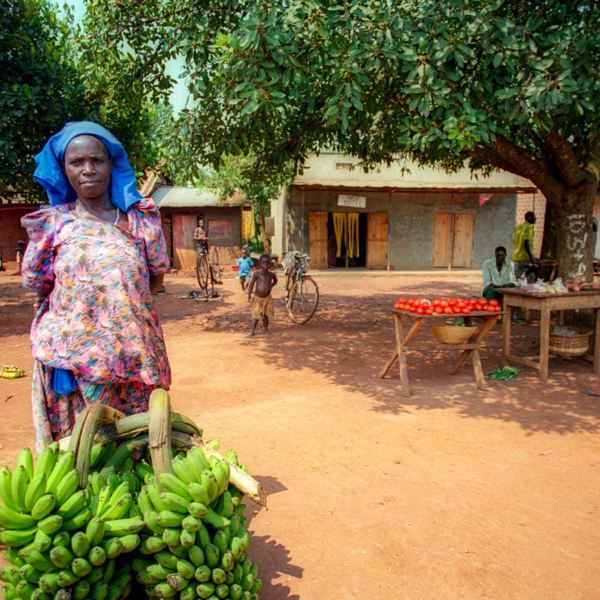 Kvinde med bananklaser i Ugandas hovedstad, Kampala