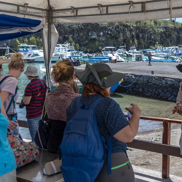 Dygtige guider fortæller på Bonita Yacht