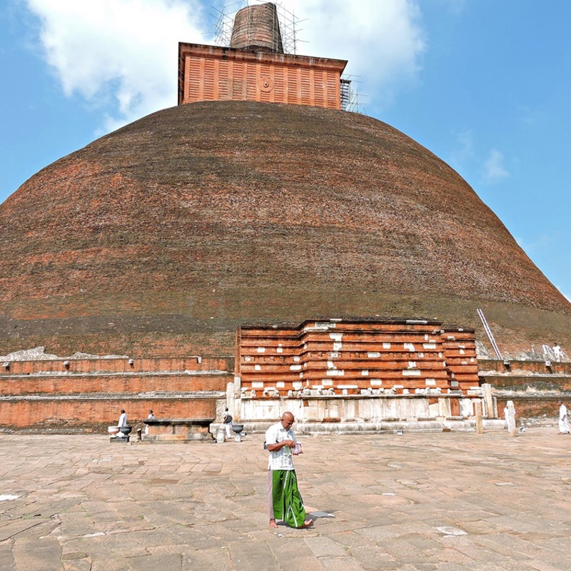 Guide i farverige klæder ved Anuradhapura, Sri Lanka
