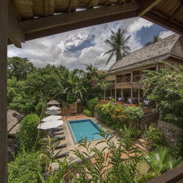 Pool og have på hotellet