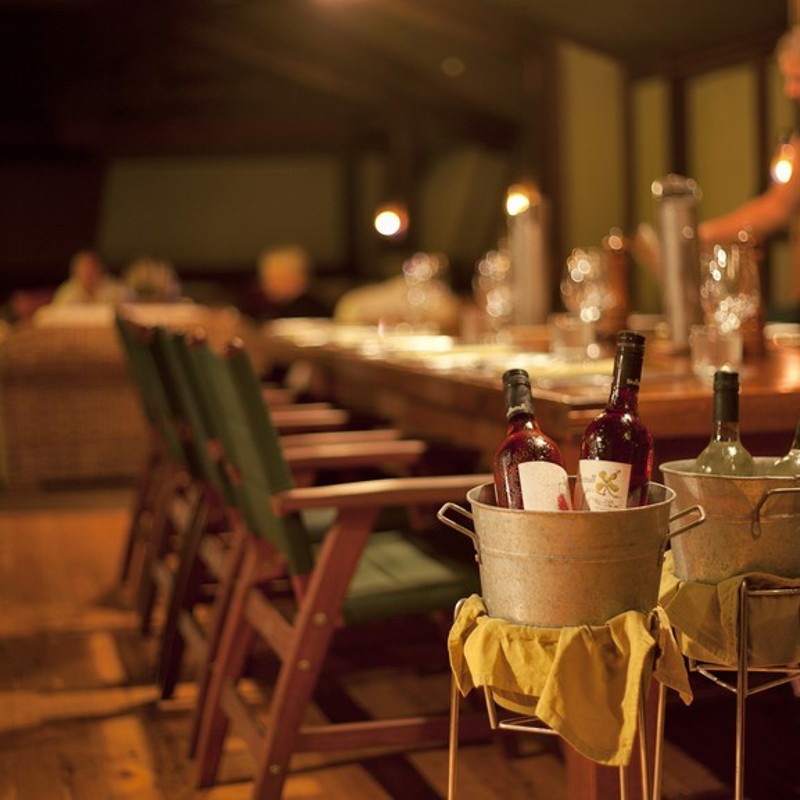 Der serveres lækker middag på Bamurru Plains, Australien - mindre