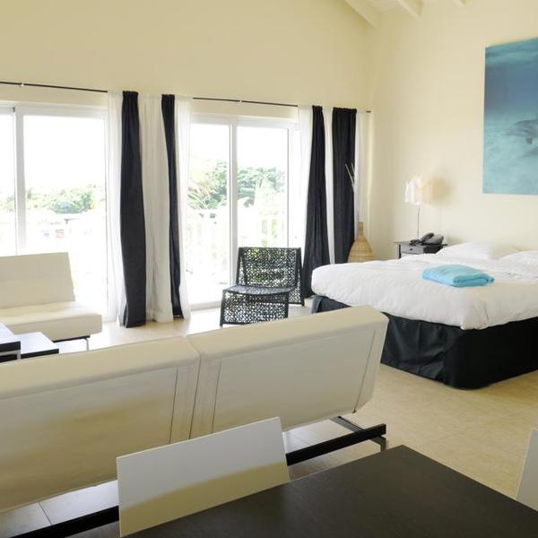 Værelse i lyse farver på hotellet