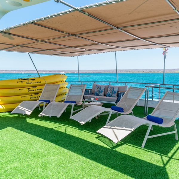 Man kan bruge meget tid på soldækket på Bonita Yacht