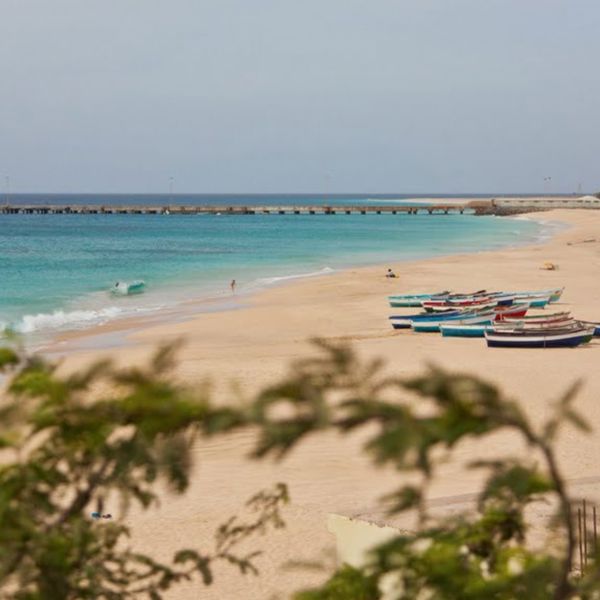 Hvid strand og blåt hav i Maio på Kap Verde