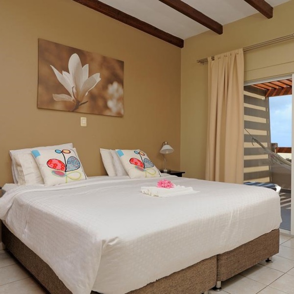 Sov i et værelse med havudsigt i Caribien