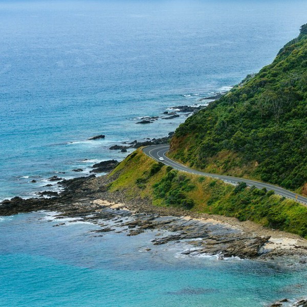Vejen følger vandet langs Great oceran Road, Australien