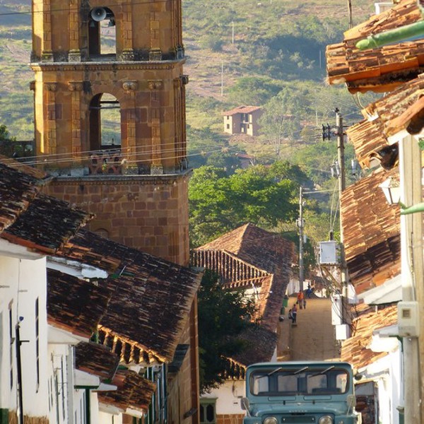 Gade i Barichara set mod klokketårnet på katedfralen