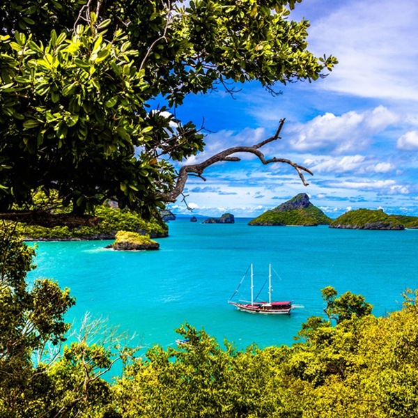 Smuk udsigt over det azurblå hav i det sydlige Thailand