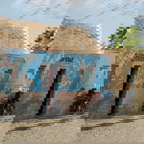 Den lille lokale by i Sal Rei betyder på lidt af hvert