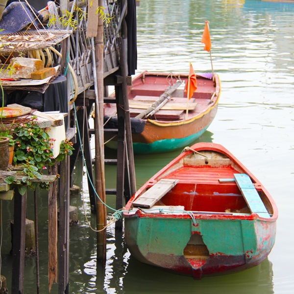 Små både i en af Bangkoks kanaler