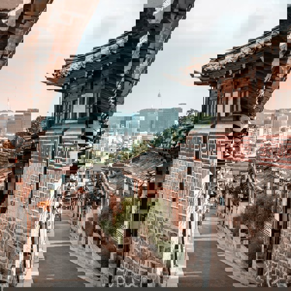 Bukchon Hanok Village. En hyggelig tradtionel gade i Japan