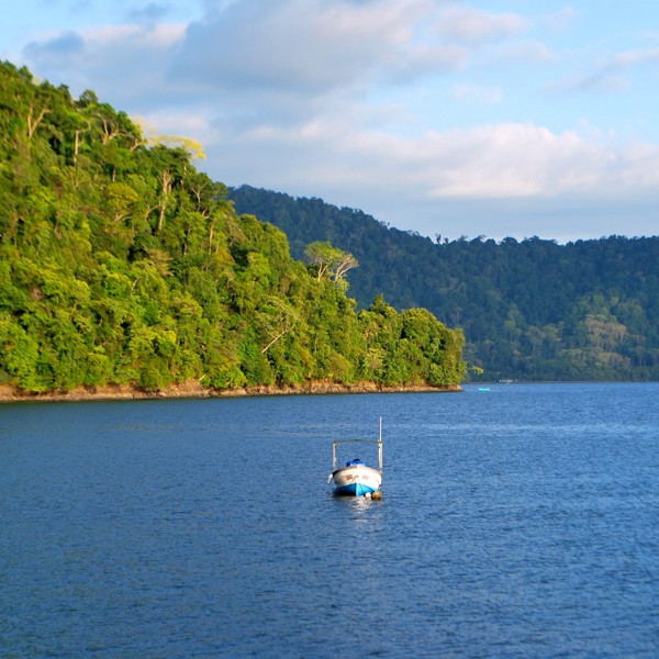 Bugten i Rosta Rica byder på flot natur langs bredden