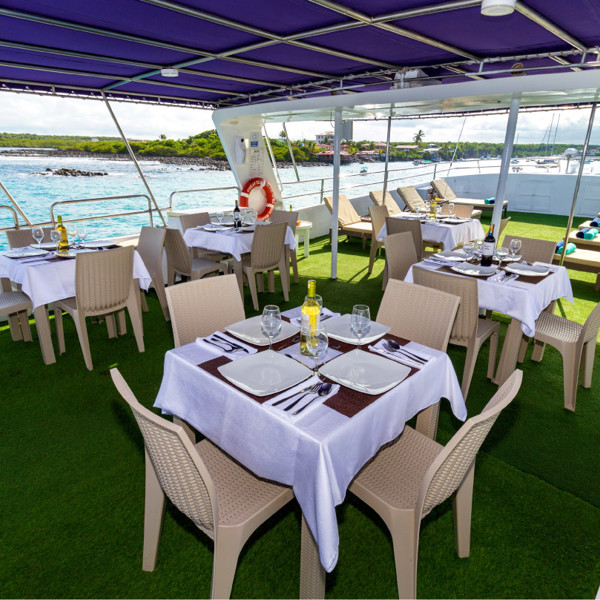 Galapagos båd, Hannibal Travel