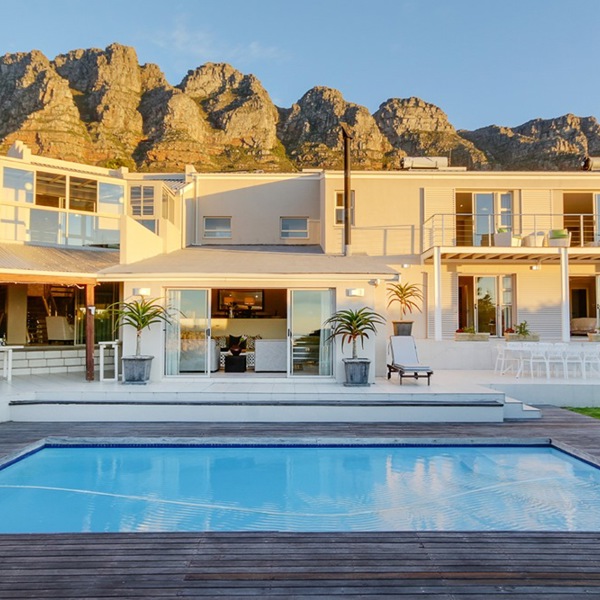 Villaen med bjergkæden i baggrunden