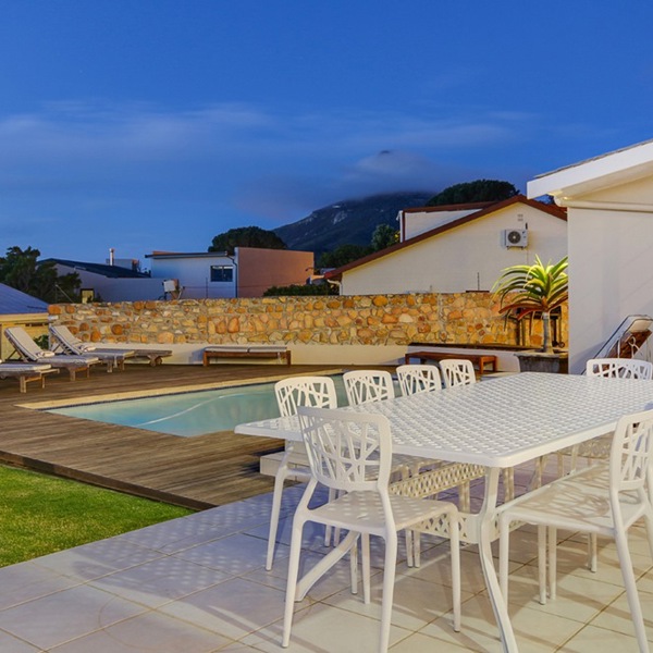 Udendørs bord, pool og solstole