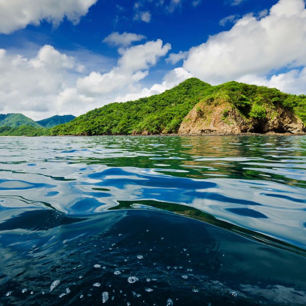 Udsigt fra havet langs Rosta Ricas kyst