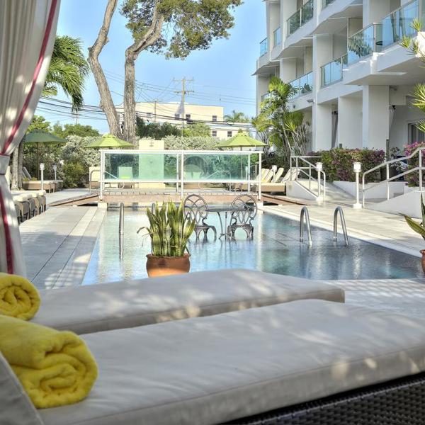 Poolområde med solstole