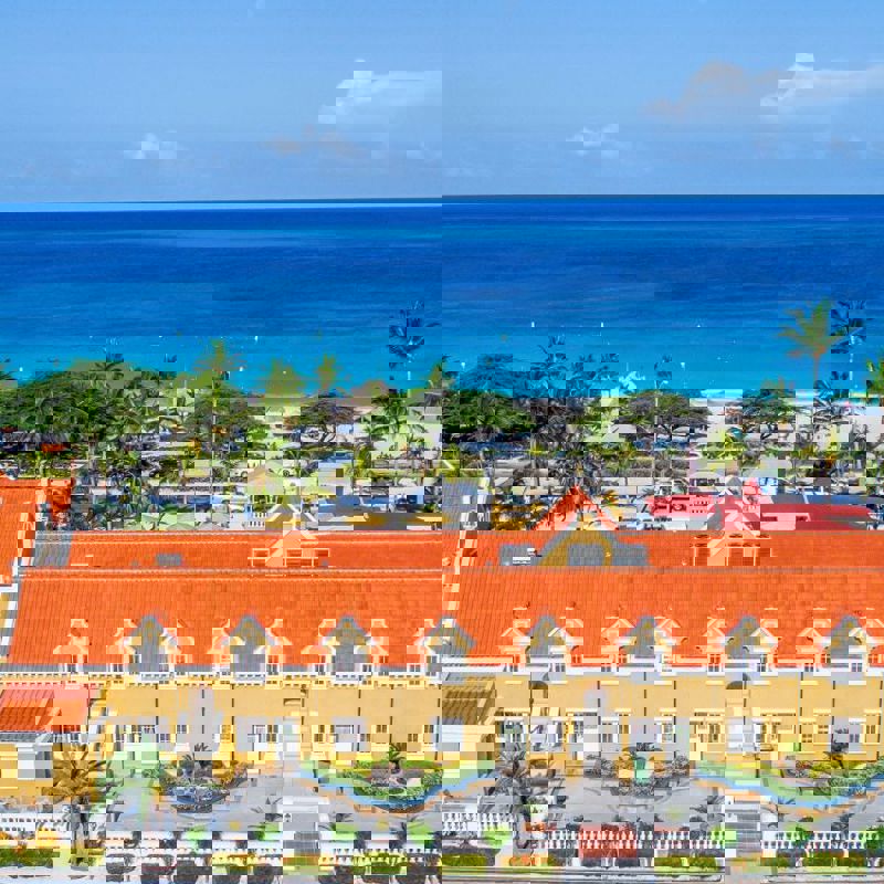 Hotel og strand set fra oven