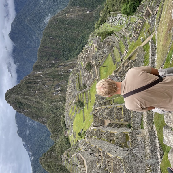Andreas sidder foran Machu Picchu
