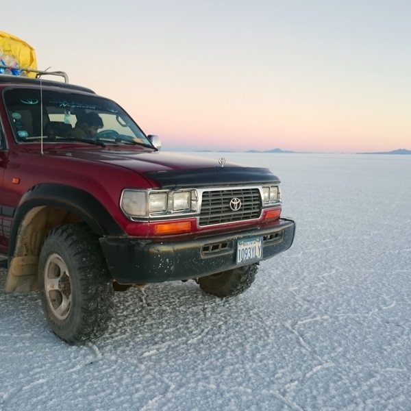Firhjulstrækker på Inchahuasi Island på Salt Flats