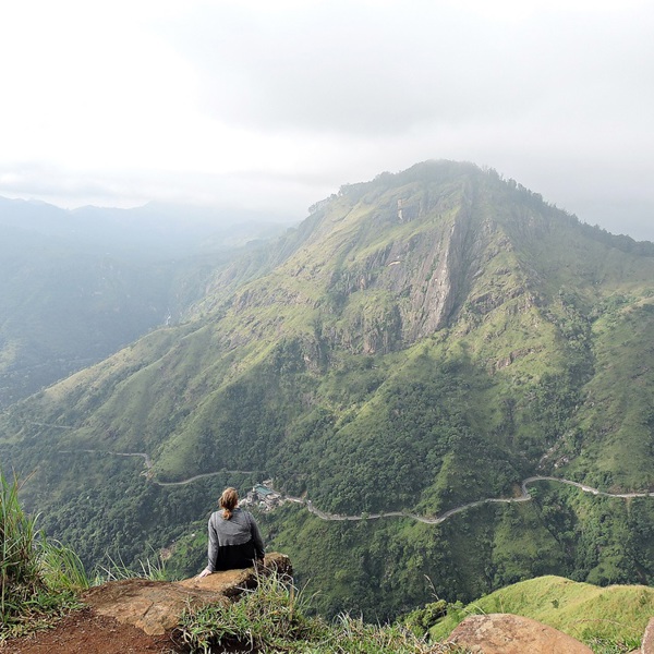 Anne Mette nyder udsigten, Ella, Sri Lanka