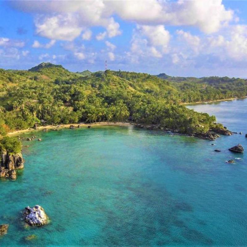 Laguner med blåt vand og skov