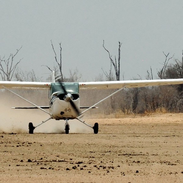 Man flyver ud til campen, Mwaleshi Lodge, North Luangwa, Zambia