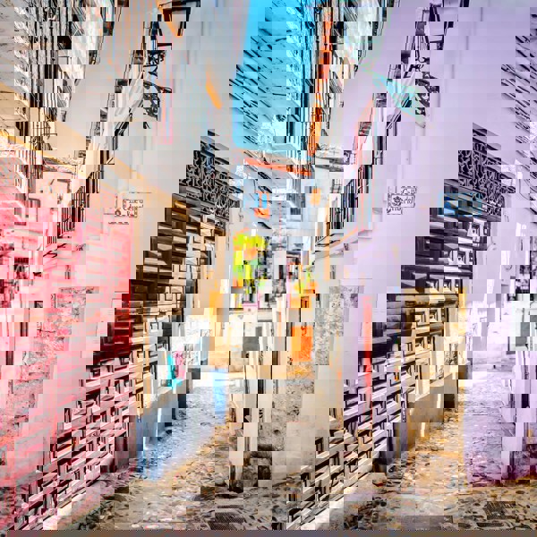 Farverige gader i pastelfarver langs Grenadas gader