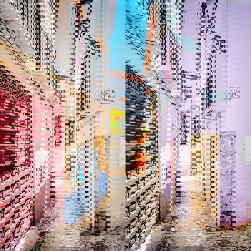 Farverige gader i pastelfarver langs Grenadas gader