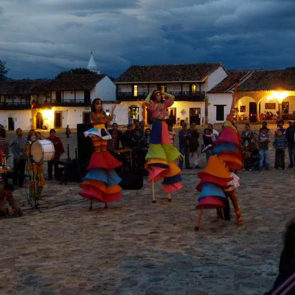 Plaza de Armas Villa de leyva om aftenen med optræden