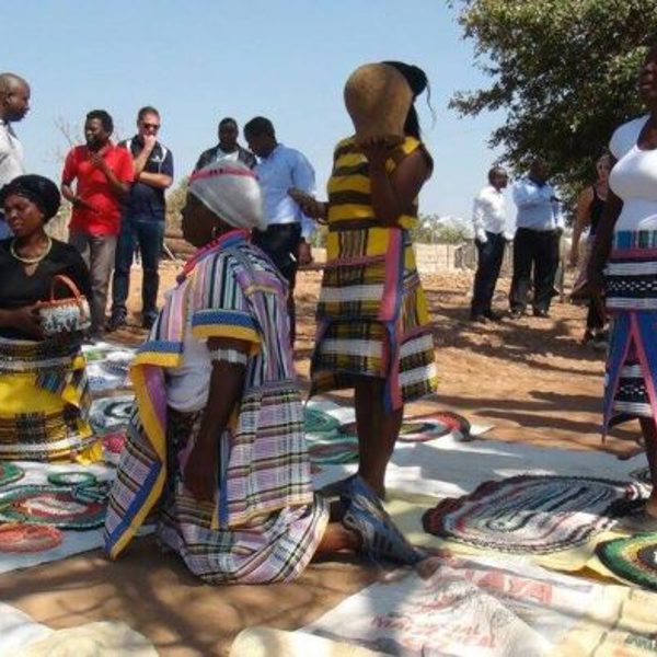 Farverigt tøj og en masse mennesker til Homestay i Sydafrika