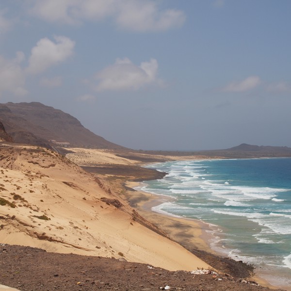 Man kan lige ane vejen, der snor sig lige ovenfor klipperne, São Vicente, Kap Verde