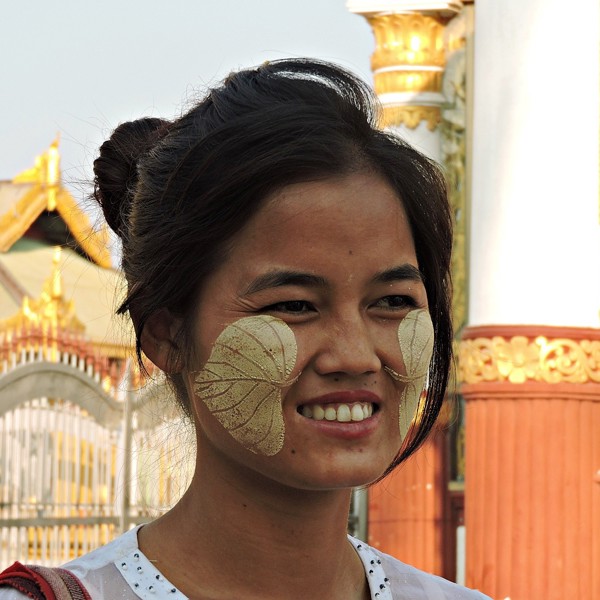 Med guldblade på kinderne, Mandalay, Myanmar