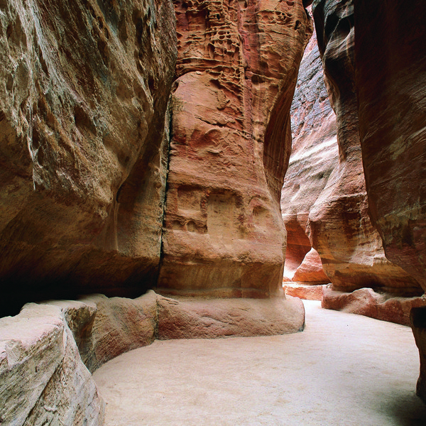 Vejen til Petra er en smal sti mellem klippelandskabet
