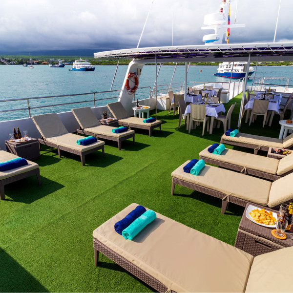 Galapagos båd, Hannibal Travel