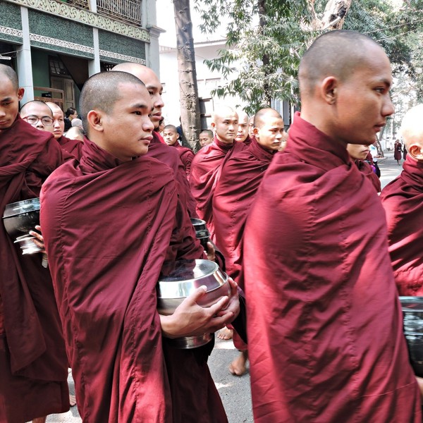 Munkene får morgenmad, Mandalay, Myanmar