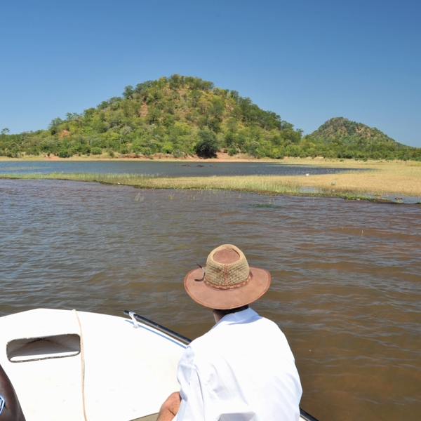 Bumi Hills, Rejser til Zimbabwe