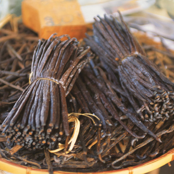 Vaniljestænger bundet sammen i skål