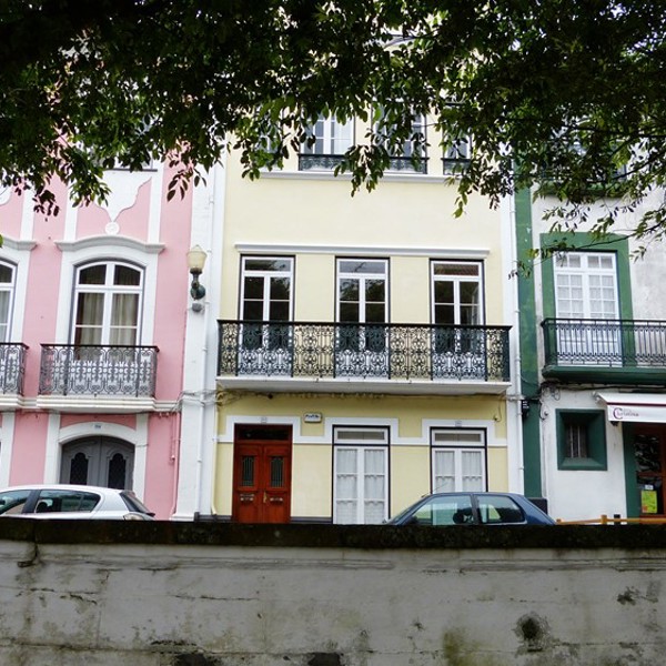 Farverige huse i Ponta Delgada