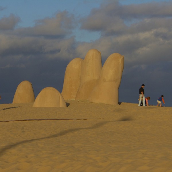 la mano statuen punta de leste uruguay
