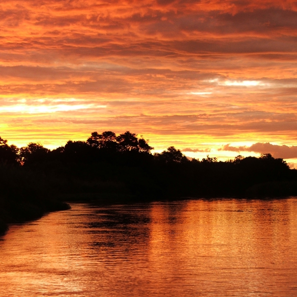 Solnedgang over floden