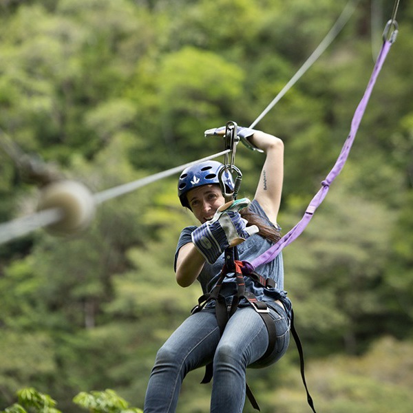 På flyvetur gennem regnskoven i Costa Rica