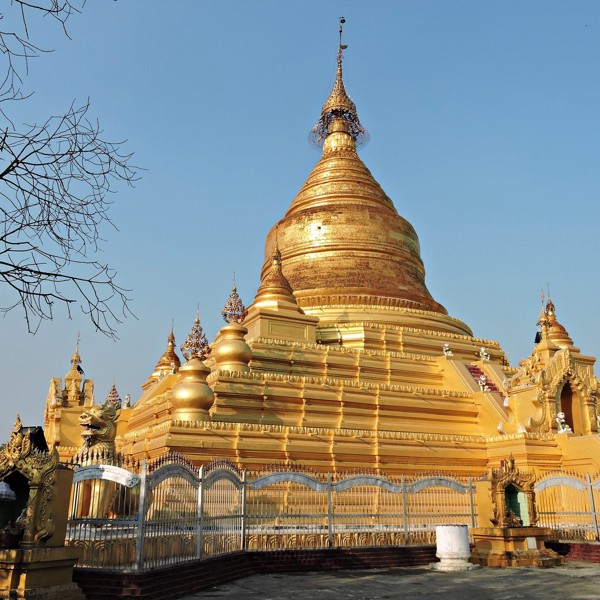 Kuthodaw pagoden i Mandalay, Myanmar