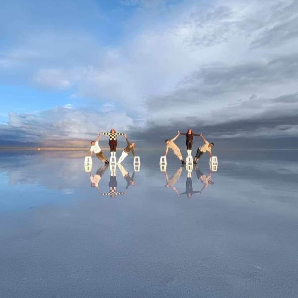 Overfladen spejler sig i vandet ved Uyuni Salt Flats i regnperioden