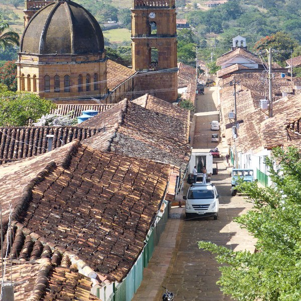 Gade i Barichara set mod katedralen med klokketårn og katedral