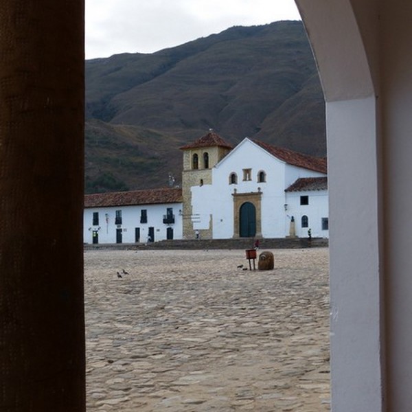 Plaza de Armas Villa de leyva set gennem kollonaden.