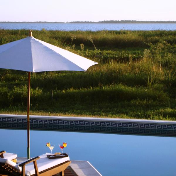 Udsigt fra poolen til søen